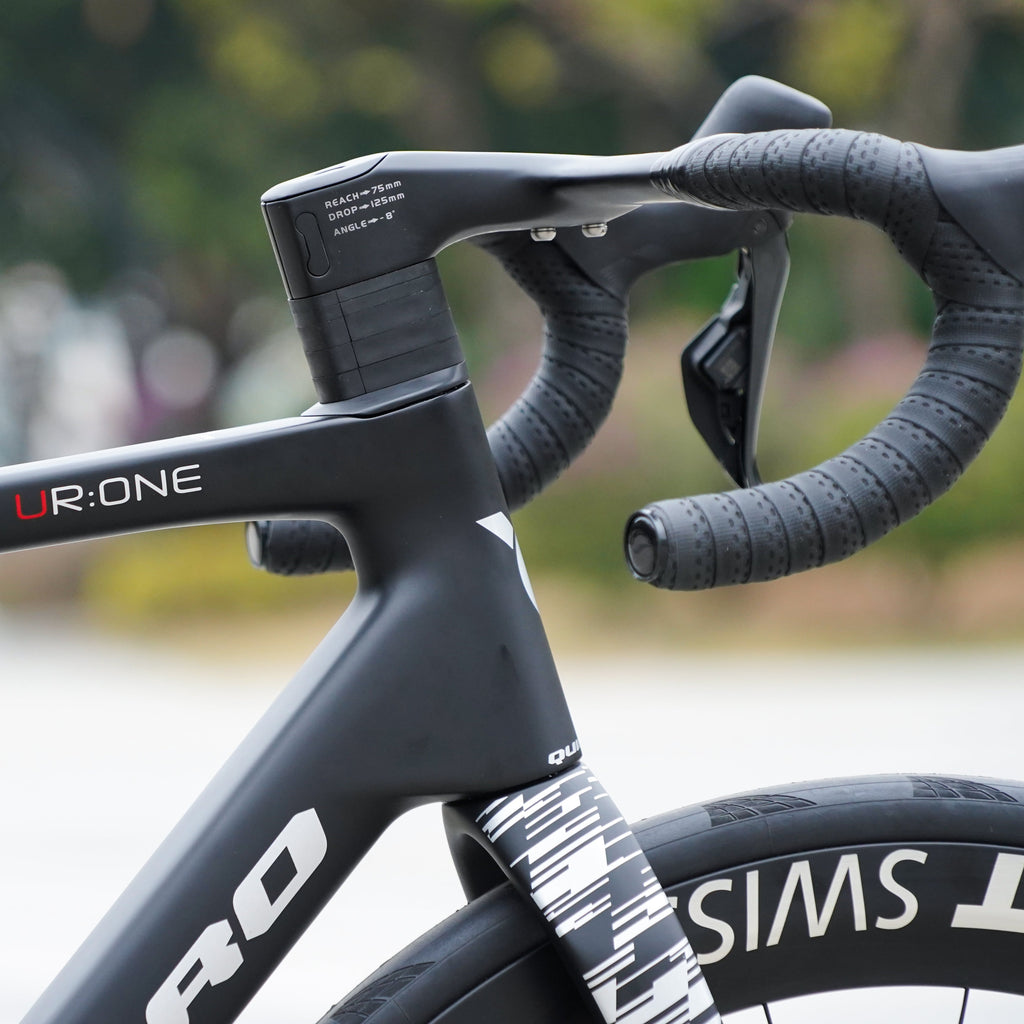 Climbs Light, Cuts Wind